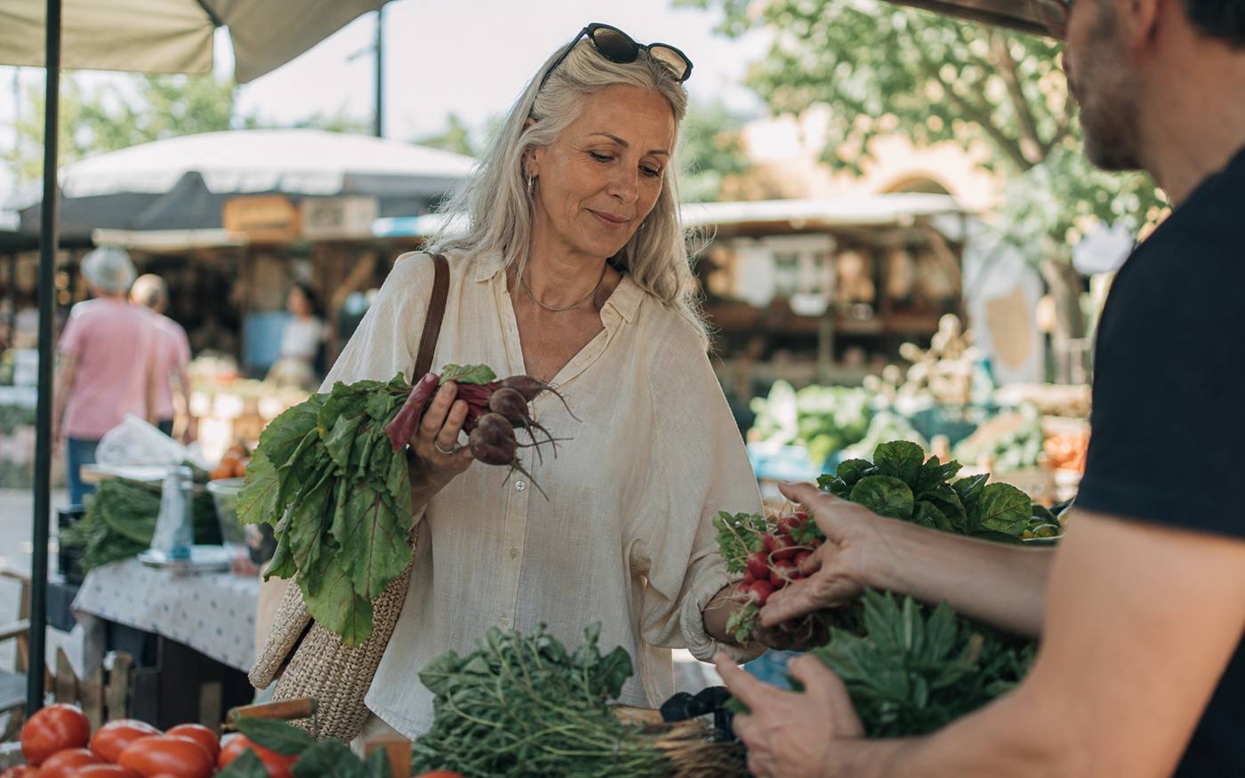 Mulher a escolher produtos frescos num mercado local