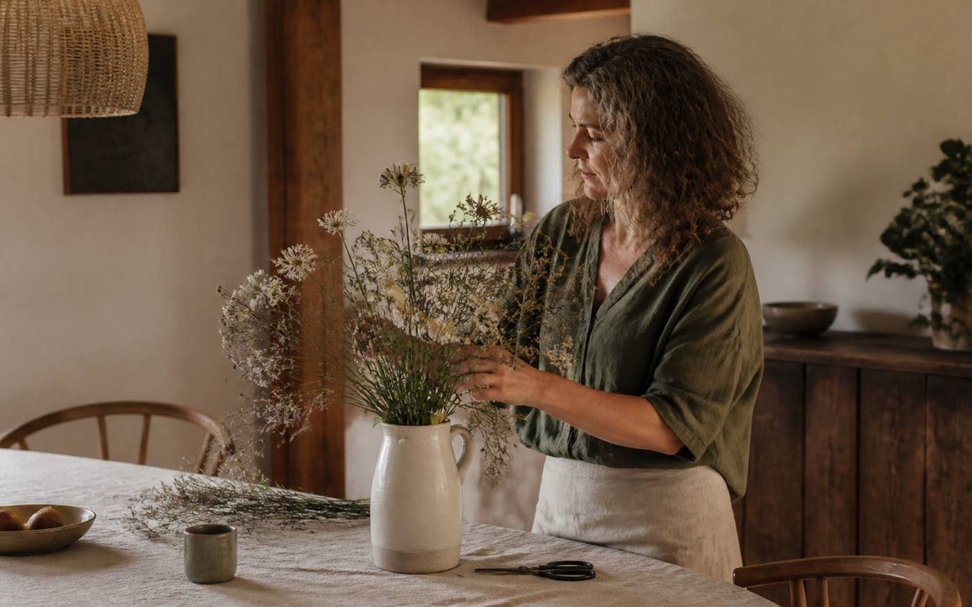 Mujer colocando flores en casa como parte de su rutina cotidiana