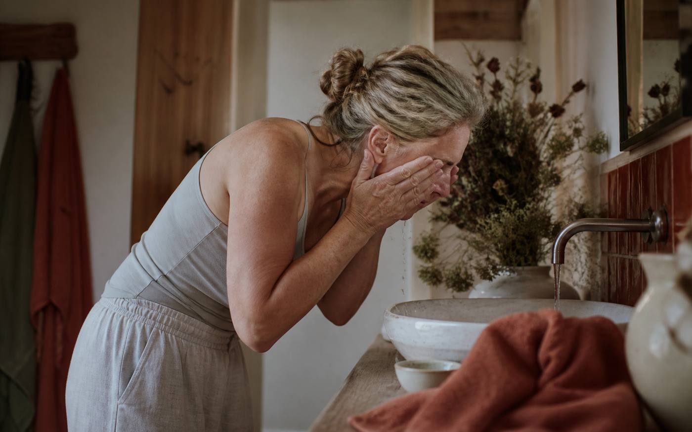 Mulher numa rotina natural de cuidado pessoal